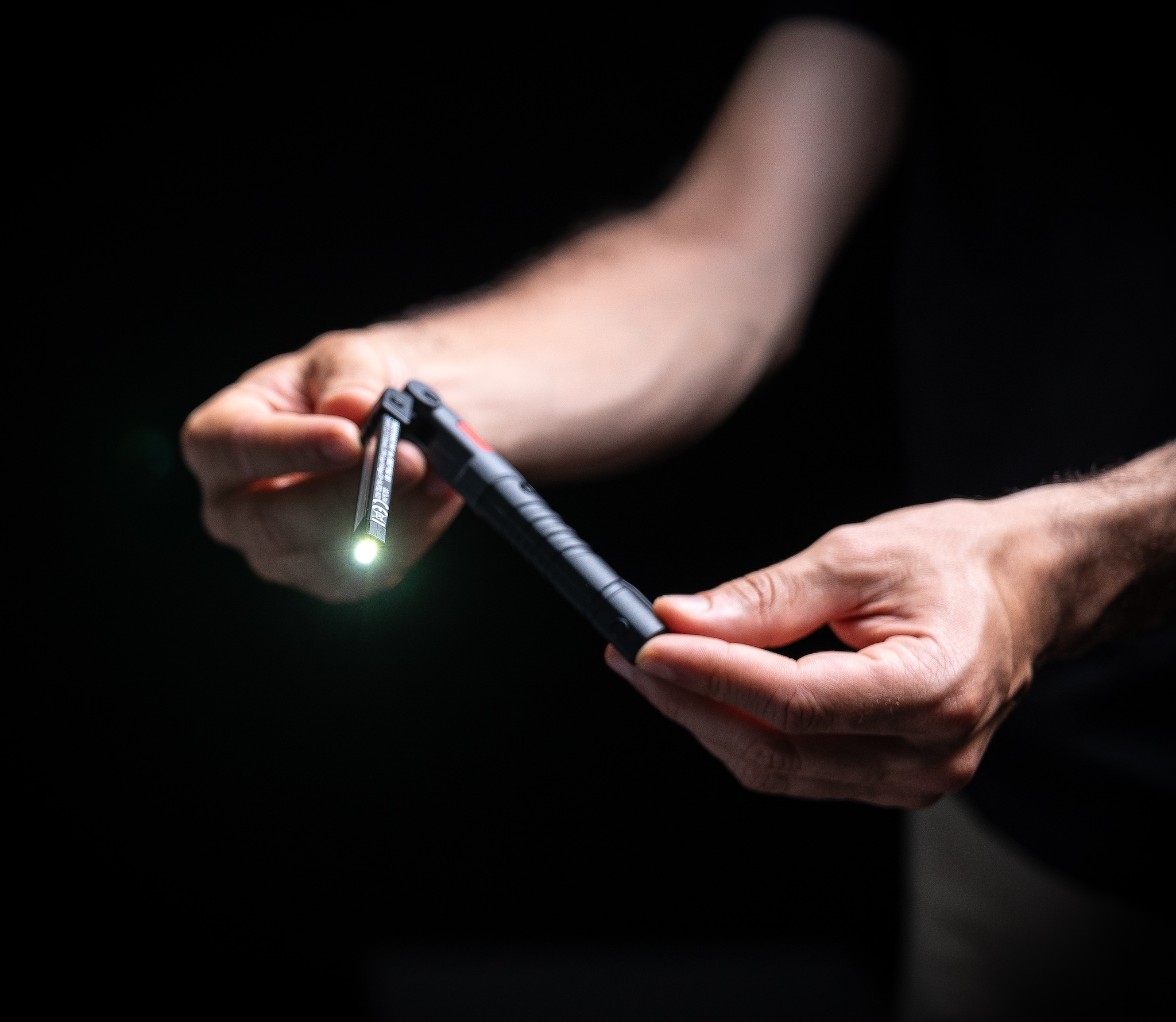 immagine di lavoratore con LED